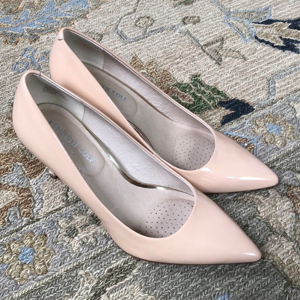 Kenneth Cole pump. Cream patent leather size 7 1/2